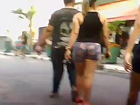 Gostosa shorts suplex cravado na bunda