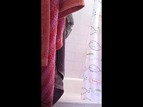 Candela usando la ducha de casa