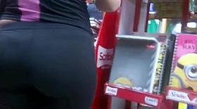 NALGONA CASADA COMPRANDO UTILES