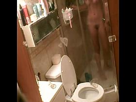 Silvita entrando a la ducha