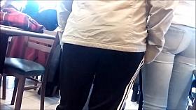 YOUNG COLLEGE GIRL VERY TIGHT ASS IN CLEAR JEANS HIDDEN CAM