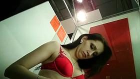 Chava Grabada Probandose Ropa 1