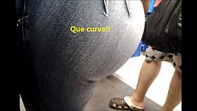 Madura nalgona en jeans ajustados