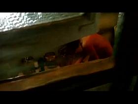 Ella deja la ventana abierta