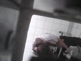 Espiada en el sanitario 11