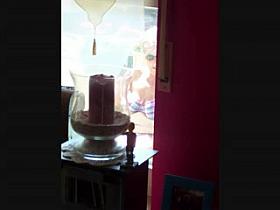 Frau im Bikini aufm Balkon