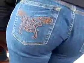 NICE PHAT ASS IN JEANS