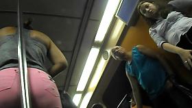 Gostosona esfregando o rabo no ferro