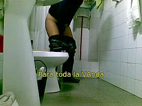 Amateur shows hairy nub while cleaning it on piss cam