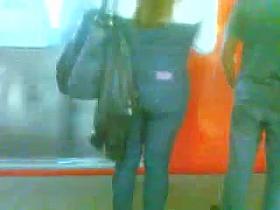 Dos maduras culonas esperando el metro