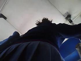 debajo de la falda de cole