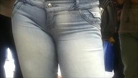 chilena rica en la fila