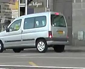 Bien porter des bas et porte jarretelles avec une minijupe