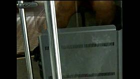 fille en jupe dans le bus