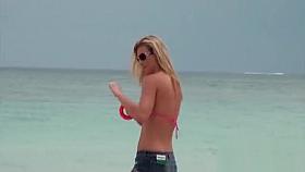 Cutie turns on a dude voyer