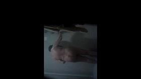 RLINDA EN LA REGADERA