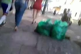 Gostosa de vestido apretado part 1