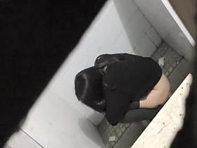 Asian beauty spied when she pissed