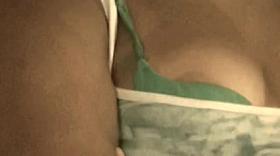 Chica se le ve pezon en fiesta