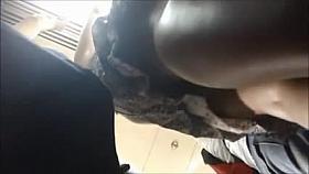 Apoyon a vestido de lunares negros