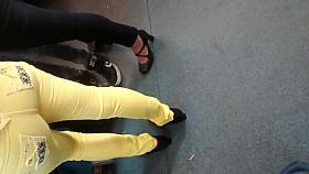 La de amarillo tiene uun culote