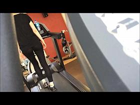 legging through gym