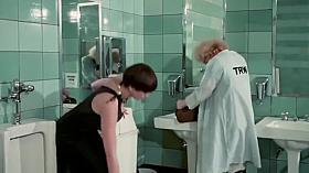 prof pazzo fa clistere a strafica