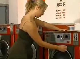 Papy Voyeur-Blonde au pressing