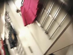 Changing room blonde amateur demonstrates herself pantiless