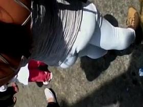 Limpando a gozada na bunda