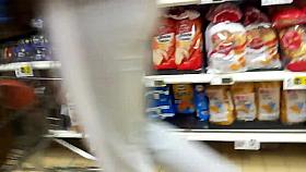 Une milf au joli cul au supermarche