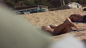 ragazza che dorme in spiaggia