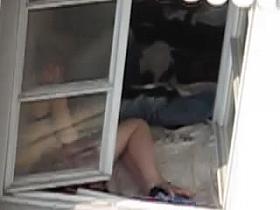 Espiada por la ventana