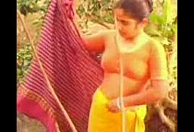 Bangla desi village bhabi bathing in public