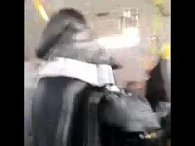 Ninfeta de leggings preta no busao