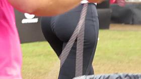 Gostosa rabuda de legging em HD