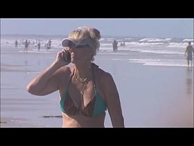 candid milf beach spy jiggly tits 22, sexy milf boobs