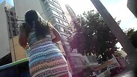 Quickie Balzaca boazuda de vestido colante na rua