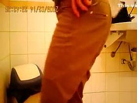 Bootylicious filly filmed while taking a long piss