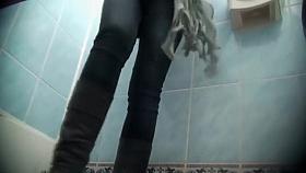 Hairy peeing pussy caught in action