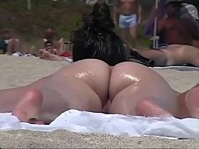 Wet and oiled ass gets voyeured