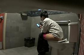 Spying her vape at the toilet