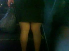 Chaparrita nalgona y piernuda en falda negra