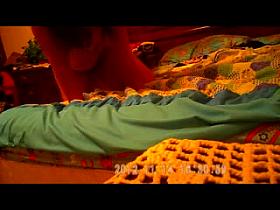 ensartada en la cama