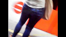 Nalgona, gostosa, bum bum, culona, esperando tren