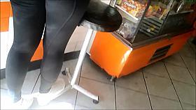 Vizinha de trabalho, gostosa.