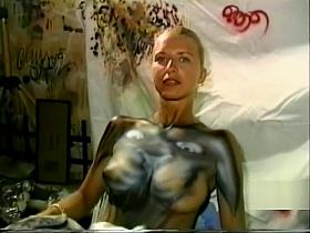 [HD] Woman gets painted at Fantasy Fest