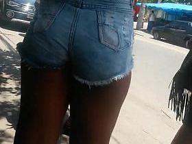 Morena gostosa ponto de onibus