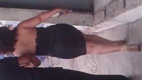 Riquisima Madura en falda apretada