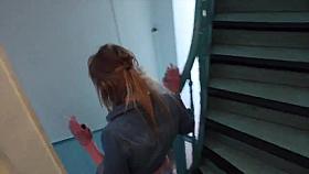 Elle se balade cul nu dans la rue!